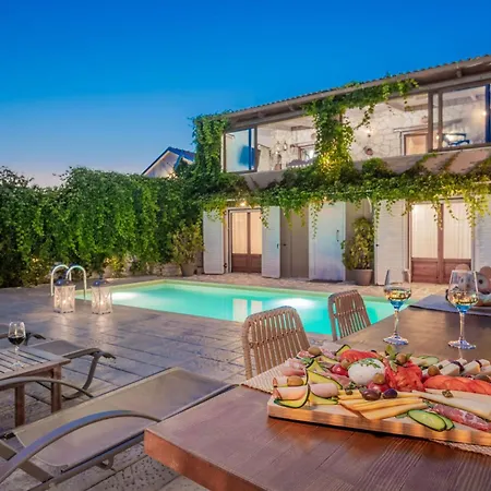 别墅 Tramonto With Private Heated Pool, By Zantewize